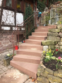 Nach dem Abtragen der alten Stufen, hier die neue Treppenanlage aus eigener Produktion, dem Charakter des Gartens angepaßt.