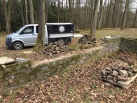 Zerstörte Bruchsteinmauer mit gesicherten Originalsteinen