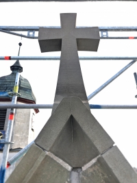 neu angefertigtes Giebelkreuz Kirche Remmingsheim